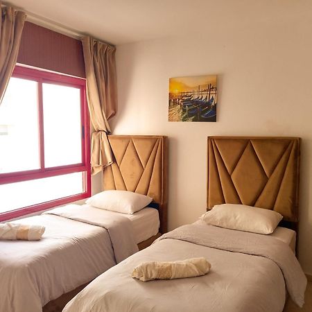 Amazing Appartement " Avec Climatisation " Au Centre Ville En Face Hilton & Gare Train De Tgv De Tanger 2N Esterno foto