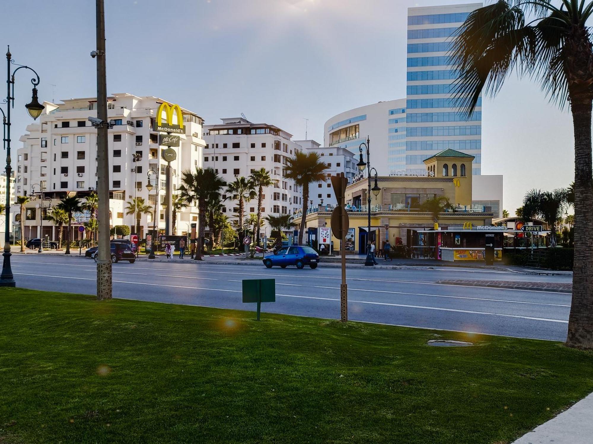 Amazing Appartement " Avec Climatisation " Au Centre Ville En Face Hilton & Gare Train De Tgv De Tanger 2N Esterno foto