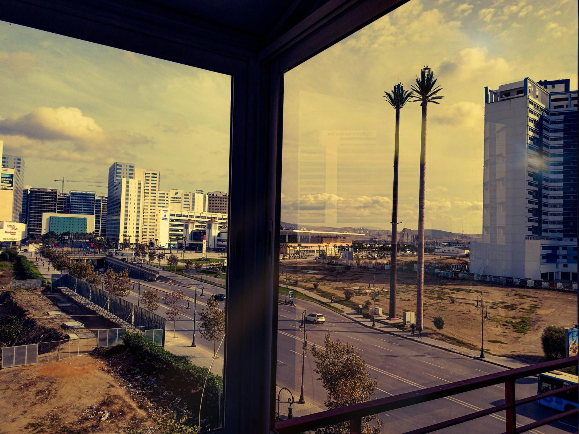 Amazing Appartement " Avec Climatisation " Au Centre Ville En Face Hilton & Gare Train De Tgv De Tanger 2N Esterno foto